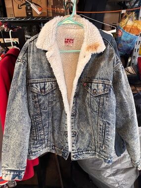 Levi's Cream Sherpa-Lined Jacket with Red Logo Tag